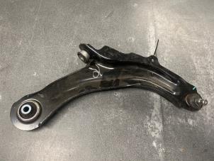 Gebruikte Triangel rechts-voor Renault Captur (2R) 0.9 Energy TCE 12V Prijs € 70,00 Margeregeling aangeboden door Autodemontage van de Laar