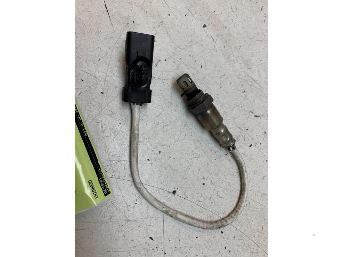 Gebruikte Lambda Sonde Peugeot 208 I (CA/CC/CK/CL) 1.2 Vti 12V PureTech 82 Prijs op aanvraag aangeboden door Autodemontage van de Laar