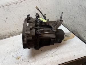 Gebruikte Versnellingsbak Dacia Logan MCV (KS) 1.6 16V Prijs € 250,00 Margeregeling aangeboden door Autodemontage van de Laar