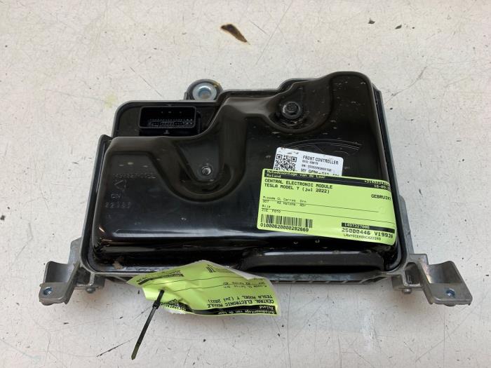 Gebruikte Central electronic module Tesla Model Y (5YJY) Long Range 72kWh Prijs € 375,00 Margeregeling aangeboden door Autodemontage van de Laar
