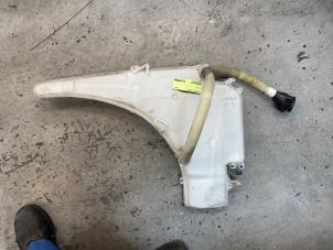 Gebruikte Ruitensproeiertank voor BMW 3 serie Touring (E91) 318i 16V Prijs € 20,00 Margeregeling aangeboden door Autodemontage van de Laar