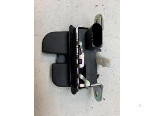 Gebruikte Achterklep Slotmechaniek Volkswagen Polo VI (AW1) 1.0 TSI 12V Prijs € 35,00 Margeregeling aangeboden door Autodemontage van de Laar