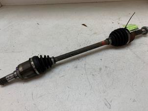 Gebruikte Aandrijfas links-voor Mitsubishi Space Star (A0) 1.2 12V Prijs € 75,00 Margeregeling aangeboden door Autodemontage van de Laar