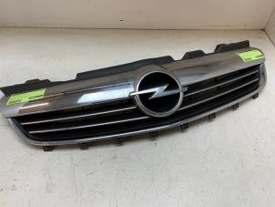 Gebruikte Grille Opel Zafira (M75) 1.8 16V Ecotec Prijs op aanvraag aangeboden door Autodemontage van de Laar