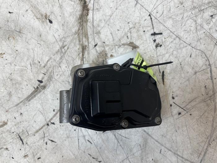 Gebruikte Gasklephuis Ford Fiesta 6 (JA8) 1.0 Ti-VCT 12V 65 Prijs € 25,00 Margeregeling aangeboden door Autodemontage van de Laar