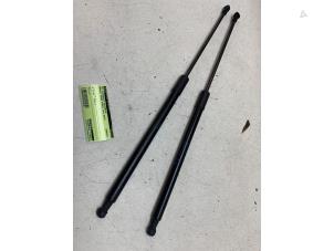 Gebruikte Set Gasdempers Achterklep Renault Grand Scénic IV (RFAR) 1.3 TCE 140 16V Prijs € 35,00 Margeregeling aangeboden door Autodemontage van de Laar