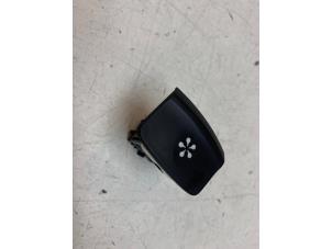 Gebruikte Schakelaar Renault Grand Scénic IV (RFAR) 1.3 TCE 140 16V Prijs € 15,00 Margeregeling aangeboden door Autodemontage van de Laar