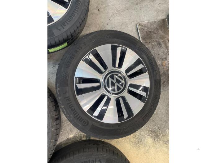 Velgen set + banden van een Volkswagen Up! (121) e-Up! 2021