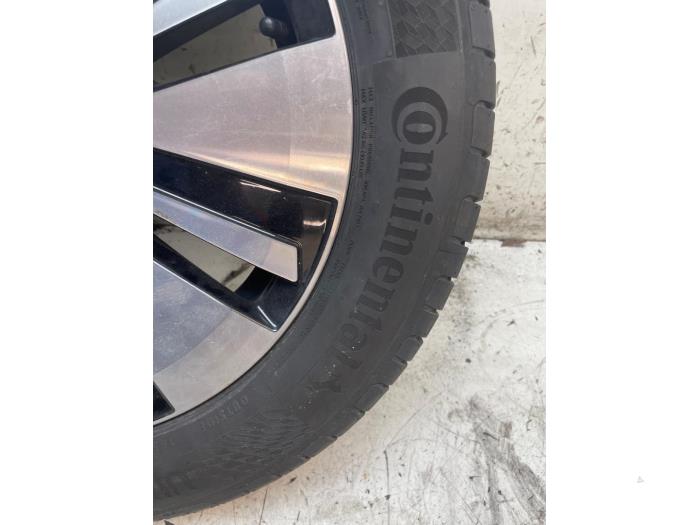 Velgen set + banden van een Volkswagen Up! (121) e-Up! 2021