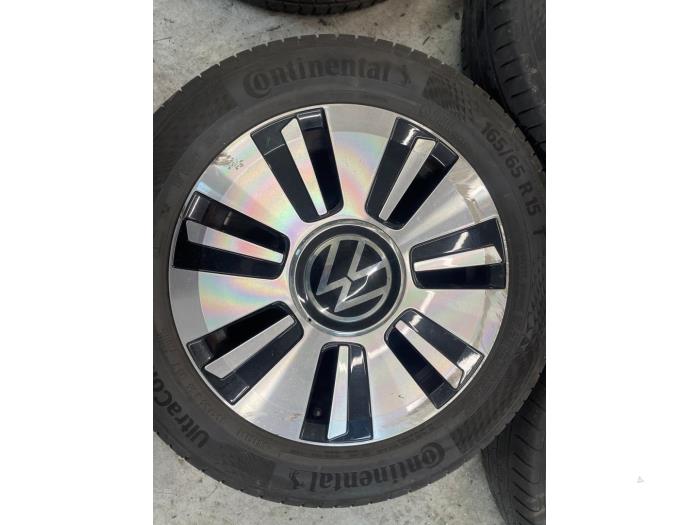 Velgen set + banden van een Volkswagen Up! (121) e-Up! 2021