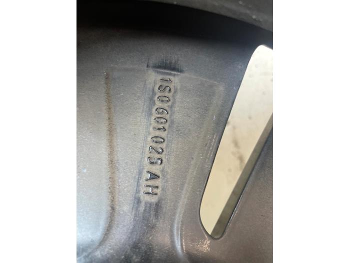 Velgen set + banden van een Volkswagen Up! (121) e-Up! 2021