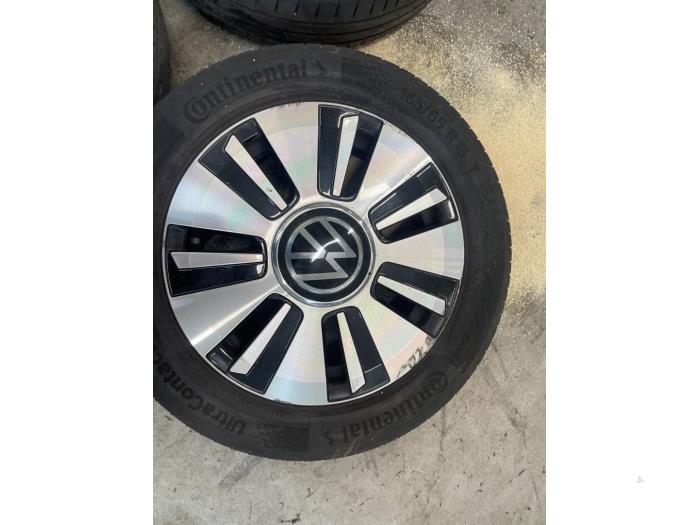 Velgen set + banden van een Volkswagen Up! (121) e-Up! 2021