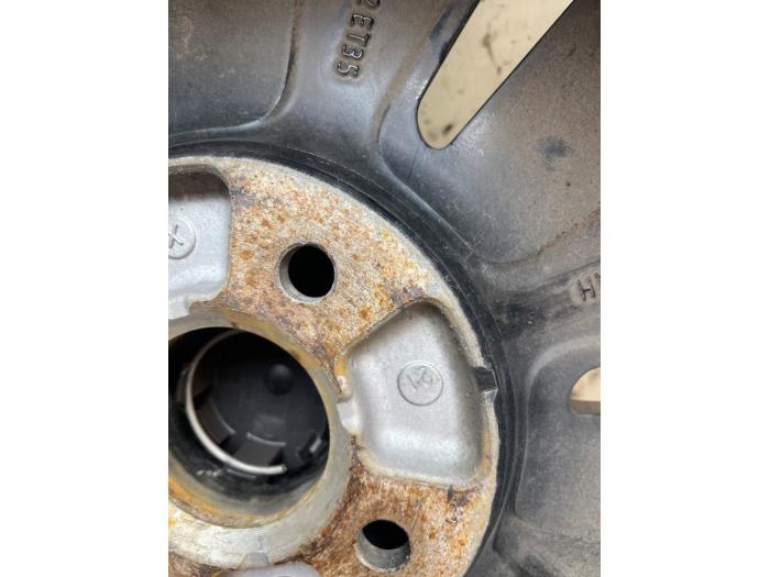 Velgen set + banden van een Volkswagen Up! (121) e-Up! 2021