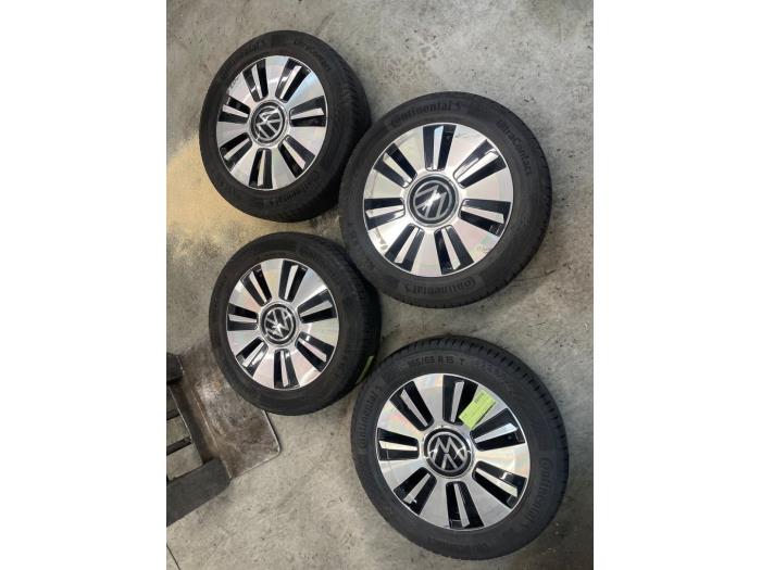 Velgen set + banden van een Volkswagen Up! (121) e-Up! 2021