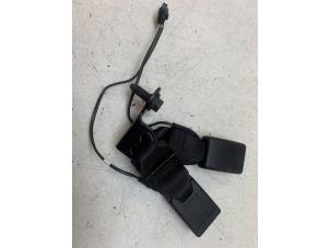 Gebruikte Veiligheidsgordel Insteek links-achter Opel Crossland (X) 1.2 12V Prijs op aanvraag aangeboden door Autodemontage van de Laar