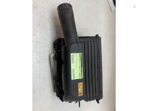 Gebruikte Luchtfilterhuis Mercedes C (W205) C-180 1.6 16V Prijs op aanvraag aangeboden door Autodemontage van de Laar