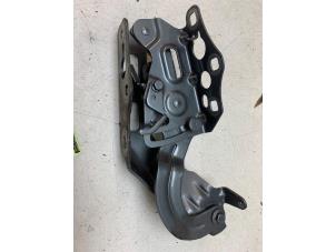 Gebruikte Motorkap Scharnier Mercedes C (W205) C-180 1.6 16V Prijs op aanvraag aangeboden door Autodemontage van de Laar