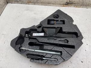 Gebruikte Krikset Opel Crossland (X) 1.2 12V Prijs € 50,00 Margeregeling aangeboden door Autodemontage van de Laar