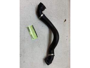 Gebruikte Radiateurslang Mercedes C (W205) C-180 1.6 16V Prijs € 20,00 Margeregeling aangeboden door Autodemontage van de Laar