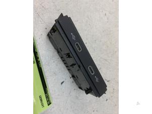 Gebruikte AUX/USB aansluiting Volkswagen Caddy Cargo V (SBA/SBH) 2.0 TDI BlueMotionTechnology Prijs € 15,00 Margeregeling aangeboden door Autodemontage van de Laar