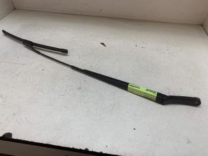 Gebruikte Ruitenwisserarm voor Volkswagen Caddy Cargo V (SBA/SBH) 2.0 TDI BlueMotionTechnology Prijs € 25,00 Margeregeling aangeboden door Autodemontage van de Laar