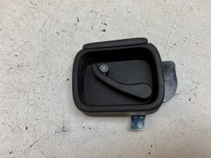 Gebruikte Greep achterdeur Bus-Bestel Volkswagen Caddy Cargo V (SBA/SBH) 2.0 TDI BlueMotionTechnology Prijs € 15,00 Margeregeling aangeboden door Autodemontage van de Laar