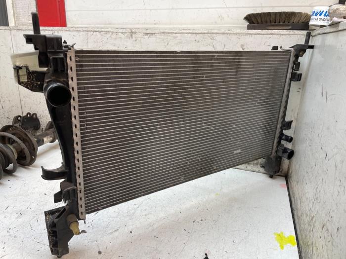Gebruikte Radiateur Fiat Fiorino (225) 1.3 D 16V Multijet Prijs € 25,00 Margeregeling aangeboden door Autodemontage van de Laar