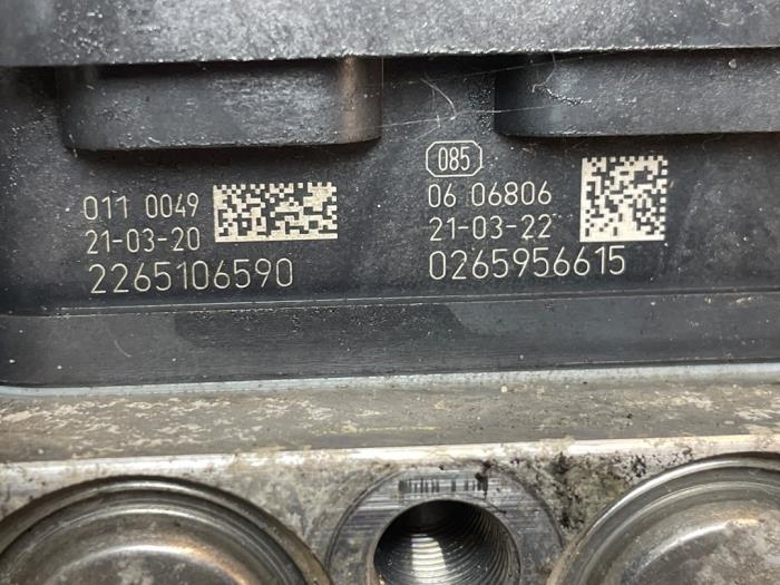 ABS Pomp van een Mercedes-Benz Sprinter 5t (907.6) 515 CDI 2.0 D RWD 2021
