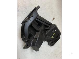 Gebruikte Bumpersteun links-achter Audi E-tron Sportback (GEA) 50 Prijs € 10,00 Margeregeling aangeboden door Autodemontage van de Laar