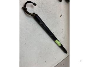 Gebruikte Kofferdekseldemper rechts-achter Audi E-tron Sportback (GEA) 50 Prijs € 275,00 Margeregeling aangeboden door Autodemontage van de Laar