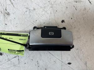 Gebruikte Schakelaar handrem Landrover Range Rover Velar (LY) 2.0 D180 AWD Prijs € 25,00 Margeregeling aangeboden door Autodemontage van de Laar