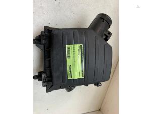 Gebruikte Luchtfilterhuis Opel Adam 1.4 16V Prijs op aanvraag aangeboden door Autodemontage van de Laar