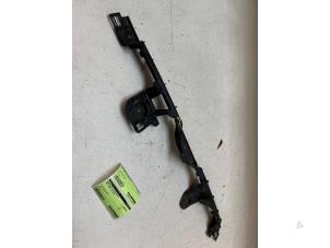 Gebruikte Bumpersteun midden-achter Opel Adam 1.4 16V Prijs € 25,00 Margeregeling aangeboden door Autodemontage van de Laar