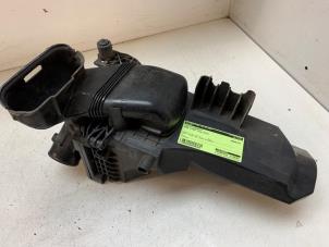 Gebruikte Luchtfilterhuis Ford B-Max (JK8) 1.0 EcoBoost 12V 100 Prijs € 40,00 Margeregeling aangeboden door Autodemontage van de Laar