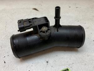 Gebruikte Luchtinlaat slang Ford B-Max (JK8) 1.0 EcoBoost 12V 100 Prijs € 25,00 Margeregeling aangeboden door Autodemontage van de Laar