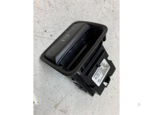 Gebruikte Handrem schakelaar Mercedes A (W176) 1.6 A-180 16V Prijs € 10,00 Margeregeling aangeboden door Autodemontage van de Laar