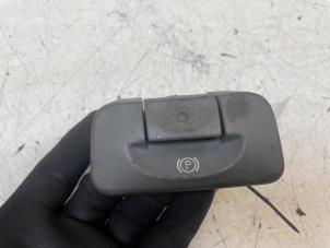 Gebruikte Handrem schakelaar Renault Scénic II (JM) 2.0 16V Prijs € 35,00 Margeregeling aangeboden door Autodemontage van de Laar