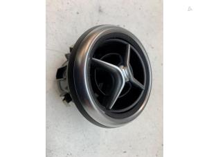 Gebruikte Luchtrooster Dashboard Mercedes A (W176) 1.6 A-180 16V Prijs € 25,00 Margeregeling aangeboden door Autodemontage van de Laar