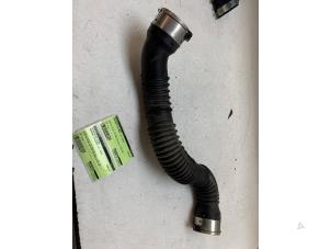 Gebruikte Intercooler Slang Mercedes A (W176) 1.6 A-180 16V Prijs € 35,00 Margeregeling aangeboden door Autodemontage van de Laar