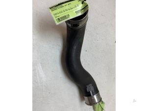 Gebruikte Intercooler Buis Mercedes A (W176) 1.6 A-180 16V Prijs € 20,00 Margeregeling aangeboden door Autodemontage van de Laar