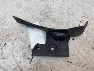 Gebruikte Bumpersteun rechts-voor Smart Forfour (453) 1.0 12V Prijs € 20,00 Margeregeling aangeboden door Autodemontage van de Laar