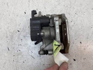 Gebruikte Remklauw (Tang) rechts-achter Toyota Yaris Cross (PB1/PJ1) 1.5 12V Hybrid 115 Prijs € 100,00 Margeregeling aangeboden door Autodemontage van de Laar