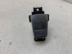 Gebruikte Schakelaar handrem BMW 7 serie (G11/12) 740d,Ld xDrive 24V Prijs € 50,00 Margeregeling aangeboden door Autodemontage van de Laar