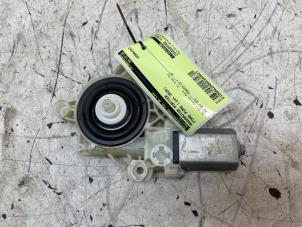 Gebruikte Portierruitmotor Ford Puma 1.0 Ti-VCT EcoBoost mHEV 12V Prijs € 50,00 Margeregeling aangeboden door Autodemontage van de Laar