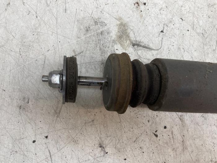 Schokdemper links-achter van een BMW X1 (E84) xDrive 18d 2.0 16V 2013