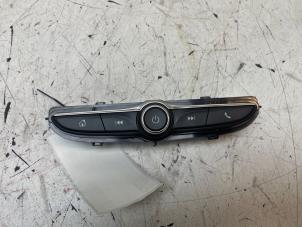 Gebruikte Multi Media Regelunit Opel Karl 1.0 12V Prijs € 75,00 Margeregeling aangeboden door Autodemontage van de Laar