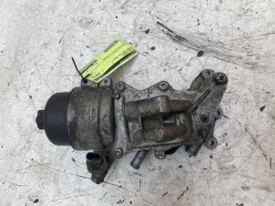 Gebruikte Oliefilterhuis Peugeot 5008 II (M4/MC/MJ/MR) 1.2 12V e-THP PureTech 130 Prijs € 60,00 Margeregeling aangeboden door Autodemontage van de Laar
