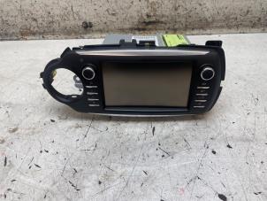 Gebruikte Radio Toyota Yaris III (P13) 1.5 16V Hybrid Prijs € 375,00 Margeregeling aangeboden door Autodemontage van de Laar