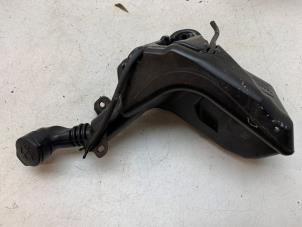 Gebruikte Ruitensproeiertank voor Tesla Model 3 Long Range AWD 75 kWh Prijs € 40,00 Margeregeling aangeboden door Autodemontage van de Laar