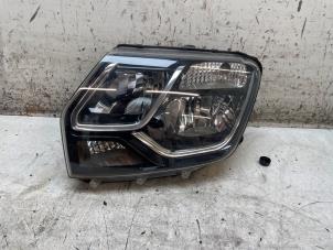 Gebruikte Koplamp links Dacia Duster (HS) 1.5 dCi Prijs € 100,00 Margeregeling aangeboden door Autodemontage van de Laar